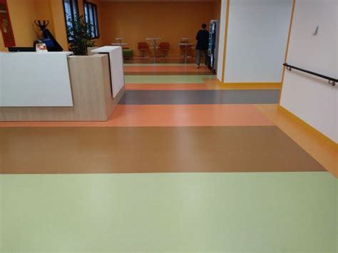  Linoleum: Un Materiale Sostenibile per Pavimenti Resilienti e Riciclabili!